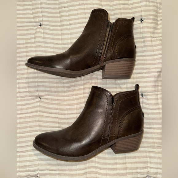 Guess Dark Brown Ankle Boots with Side Zipper - Picture 1 of 2